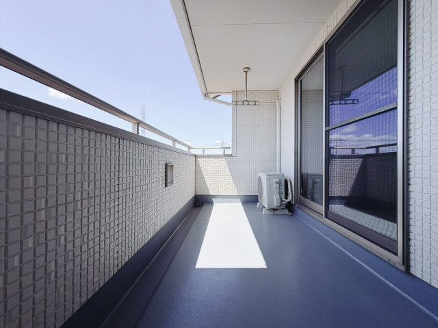 【中古戸建】児玉郡上里町大字七本木のバルコニー|■バルコニー｜普通のバルコニーより広い仕様のバルコニー。洗濯物やお布団だけでなく雨の日にたまった洗濯物はもちろん、プランターを置くことで家庭菜園も可能です♪