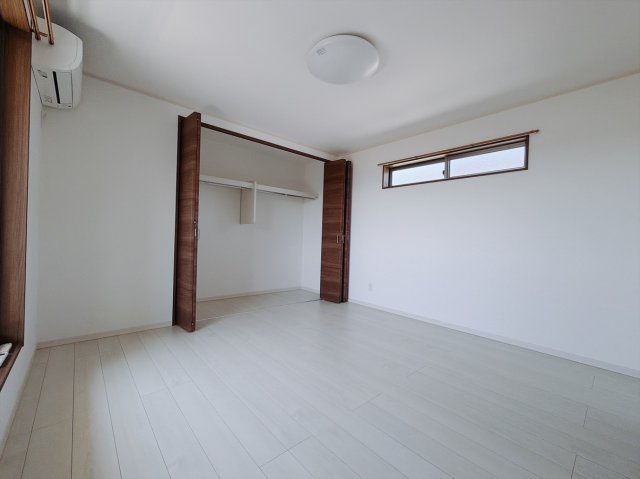【中古戸建】児玉郡上里町大字七本木の洋室|■2階洋室｜お子様の一人部屋にピッタリな洋室。木のぬくもりを感じるフローリングは、天然木の味わいが時とともに深みを増していきます。また、傷にも強く、フリーワックスでお手入れもラクラクです♪