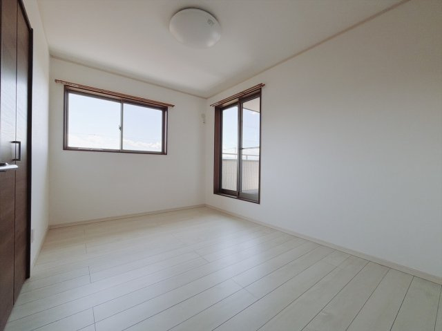 【中古戸建】児玉郡上里町大字七本木の洋室|■2階洋室｜ナチュラルカラーの床です。模様替えなどとても楽しく工夫できます♪陽当たり、風通しもとても良いので毎日快適な生活スタートです！子供部屋にも良いですね♪