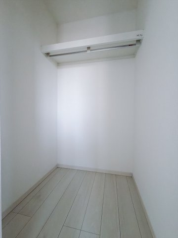 【中古戸建】児玉郡上里町大字七本木の収納|■WIC｜お気に入りのお洋服もシワを作らずきれいに管理ができる夢のウォークインクローゼット！今お使いの収納ケースもスッポリそのまま収まる広さです♪