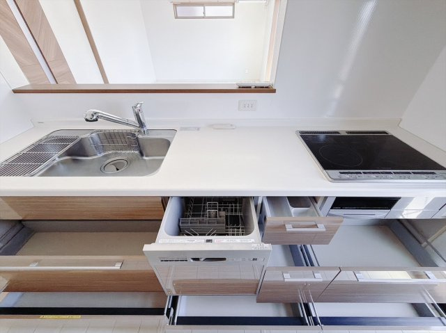 【中古戸建】児玉郡上里町大字七本木のキッチン|■キッチン｜全スライド式収納キッチン♪お皿や鍋の出し入れもラクラクです（＾＾）！