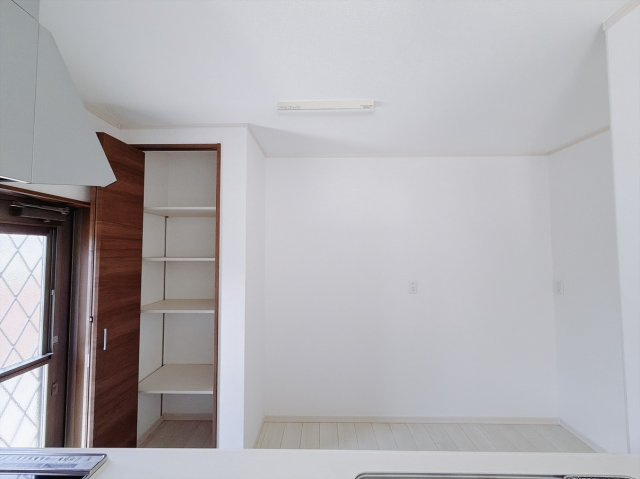 【中古戸建】児玉郡上里町大字七本木のキッチン|■キッチン｜キッチンにはパントリーをご用意しております♪食材や増えていくキッチン用品もしっかり収納できます♪