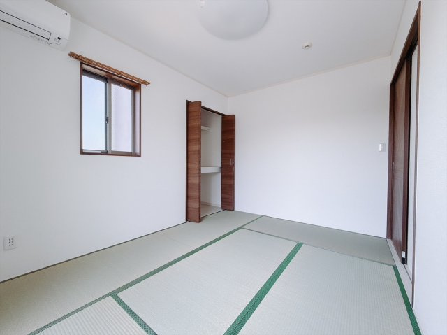 【中古戸建】児玉郡上里町大字七本木の和室|■1階和室｜和室を書斎にしたり、冬にはコタツを敷いて家族みんなで年越しをするのもいいですね。家族みんなのお気に入りの空間になります♪