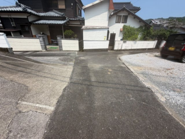 佐伯市鶴見 4LDK 中古一戸建ての前面道路含む現地写真