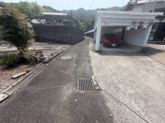 佐伯市鶴見 4LDK 中古一戸建ての前面道路含む現地写真