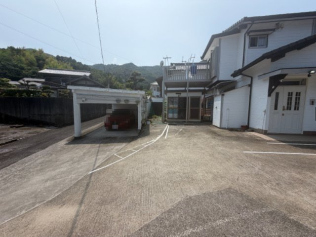 佐伯市鶴見 4LDK 中古一戸建ての駐車場