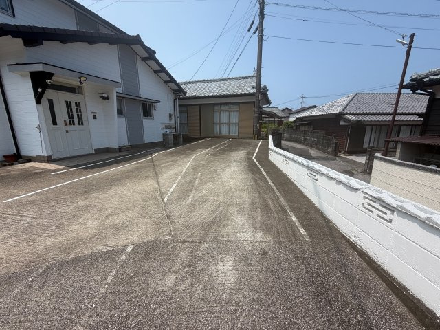 佐伯市鶴見 4LDK 中古一戸建ての駐車場