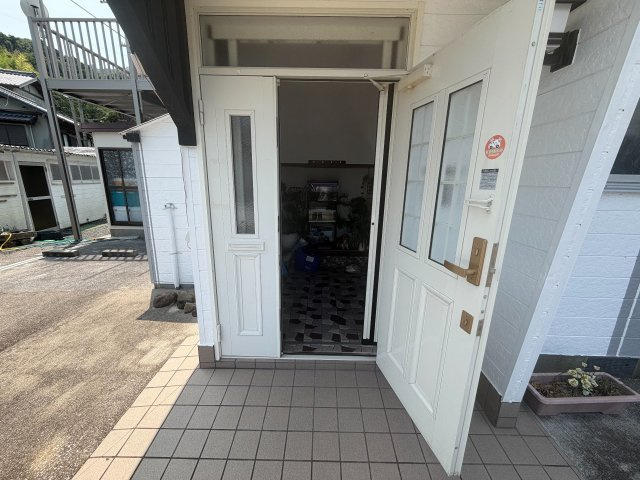 佐伯市鶴見 4LDK 中古一戸建ての玄関