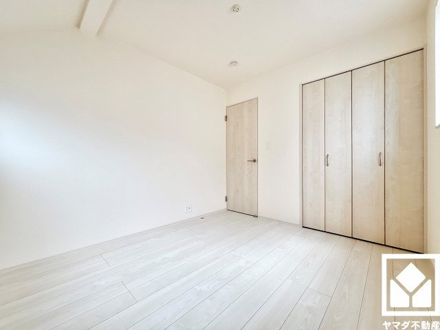 伊丹市鈴原町８丁目の寝室|約5.25帖の2階西側洋室です。全居室フローリングでお掃除ラクラク。全居室にクローゼットもございますので、お部屋の広さを最大限に活用できます。