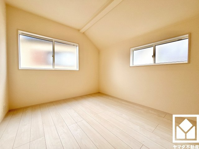 伊丹市鈴原町８丁目の洋室|約5.25帖の2階東側洋室です。全居室2面採光以上。明るい陽光がたっぷり差し込む心地よい生活空間になっています。