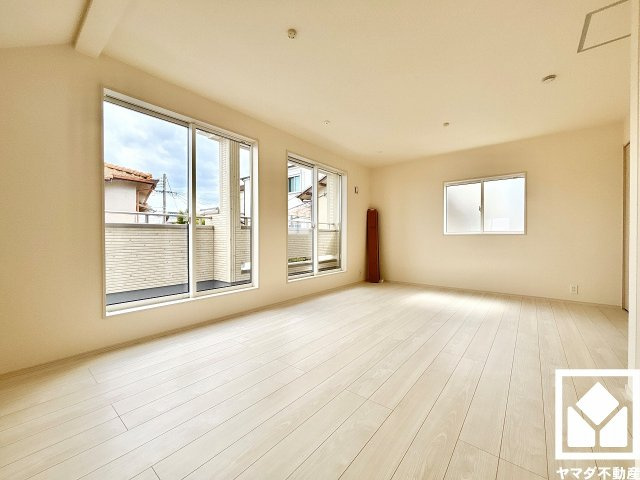 伊丹市鈴原町８丁目の子供部屋|約11帖の2階洋室です。吊り下げ式の室内物干しを備えており、天候に関係なくお洗濯物を干していただけます。花粉や黄砂が気になる季節にも重宝します。