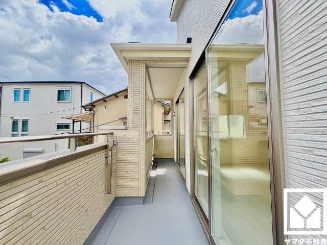 伊丹市鈴原町８丁目のバルコニー|南東向きバルコニーで陽当たり、風通し良好。たっぷりの洗濯物も気持ちよく乾きます。