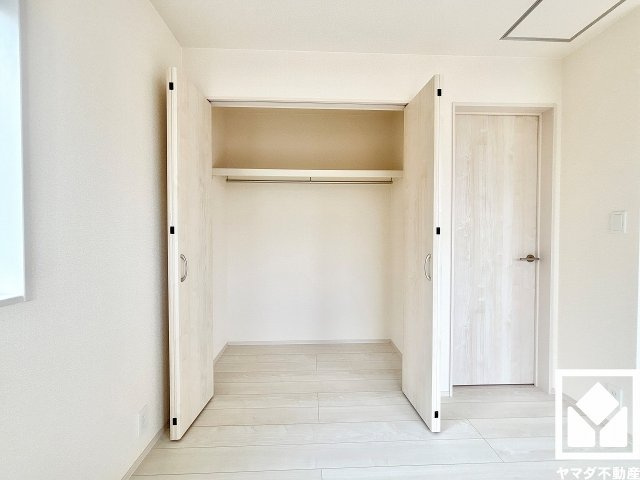 伊丹市鈴原町８丁目の収納|クローゼットはパイプハンガーを備えており、収納家具を増やさずに衣類を整理しやすい仕様です。