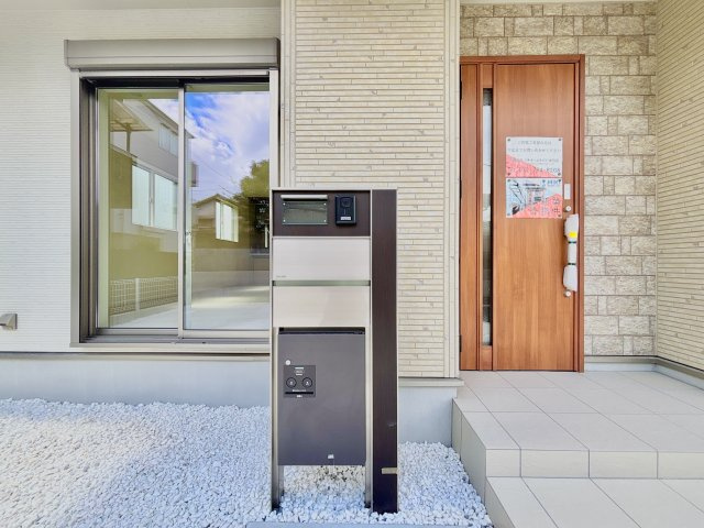伊丹市鈴原町８丁目の外観|施錠から伝票への押印まで自動で行えるパナソニックの宅配ボックス「COMBO」を搭載。留守中の荷物もスムーズに受け取れます。