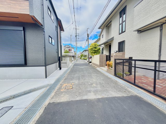 伊丹市鈴原町８丁目の前面道路含む現地写真|3段階中最も高いレベルの耐震等級3を取得した、災害復興拠点に求められる水準の耐震性を備えた住宅。繰り返す揺れに配慮された制震ダンパーも搭載しており、耐久性・居住性を高めます。