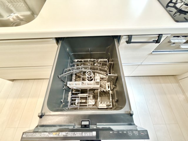 伊丹市鈴原町８丁目のその他|毎日の家事の負担を軽減し、節水効果も期待できる食器洗乾燥機付き。