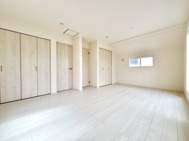 伊丹市鈴原町８丁目の子供部屋|約11帖の2階洋室です。間仕切り壁を設置して将来の家族構成の変化に対応可能な2WAYの出入口が用意されたお部屋です。間仕切り壁の設置は有償となります。