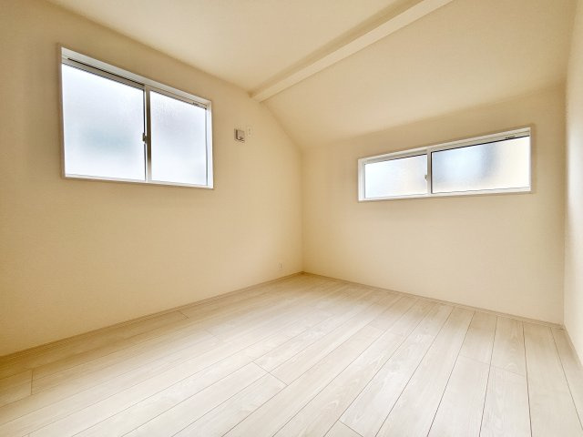 伊丹市鈴原町８丁目の寝室|約5.25帖の2階西側洋室です。お子様のお部屋などにも丁度良い広さです。独立したお部屋なのでプライベートな時間をゆったり過ごせそうです。