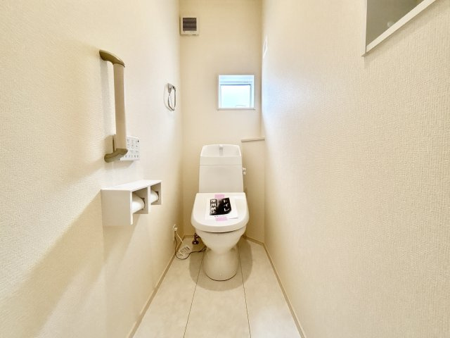 伊丹市鈴原町８丁目のトイレ|落ち着いたデザインと使いやすさを兼ね備えたトイレです。毎日使う場所だからこそ、快適性にも配慮されています。