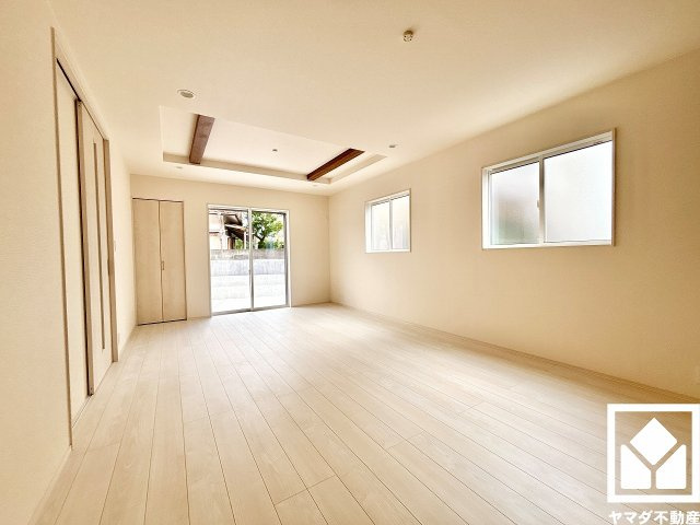 伊丹市鈴原町８丁目の居間・リビング|折り上げ天井で開放感をプラス。南東向き・南西向きの2面採光の窓から自然光を取り込む、明るく居心地の良いリビングです。