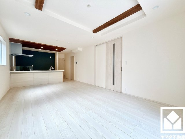 伊丹市鈴原町８丁目の居間・リビング|広々18帖のLDKが魅力。家族全員がリラックスできる、ゆったりとした快適リビングで温かい団らんの時間を。キッチンとは天井デザインで空間を仕切り、メリハリを演出します。