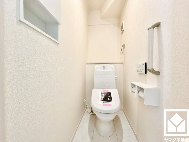 伊丹市鈴原町８丁目のトイレ|明るく清潔感溢れるトイレです。1階・2階の2か所に設置されているので、朝の忙しい時間帯も混雑を避けやすい間取りです。手すりも備えているため、立ち座りが楽になります。