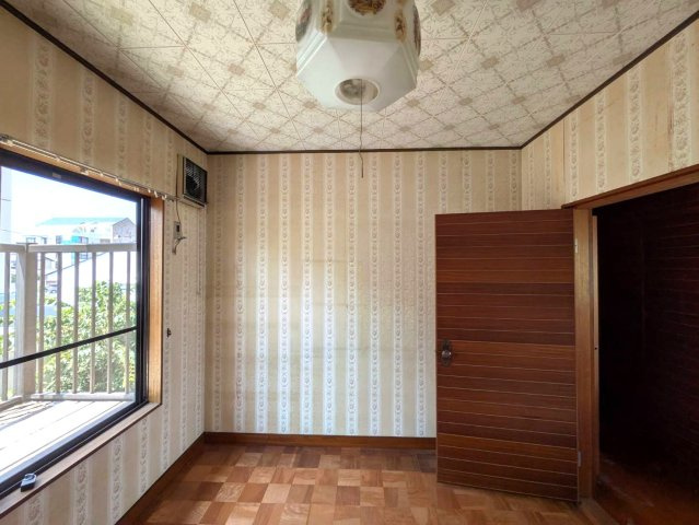 岡山市北区津島南1丁目 中古住宅の洋室|◆2階中央洋室5.2畳です。採光豊かでお部屋全体が明るく快適に過ごせます。
◆室内リフォームをおすすめします！