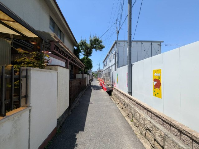 岡山市北区津島南1丁目 中古住宅の前面道路含む現地写真|◆北側前面道路の幅員は約1.9ｍ～3.3ｍです。