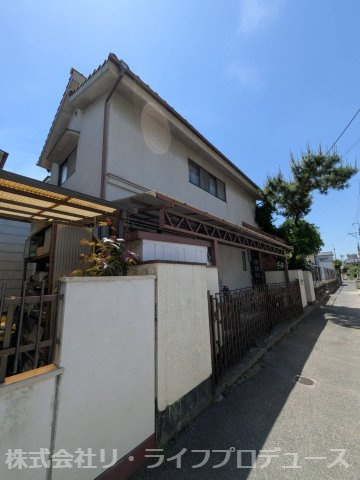 岡山市北区津島南1丁目 中古住宅の外観|◆近隣商業施設が充実した利便性の高い立地です。
◆外壁塗装工事をおすすめします！