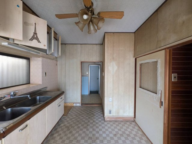 岡山市北区津島南1丁目 中古住宅のキッチン|◆ダイニングキッチンはリフォームをおすすめします！