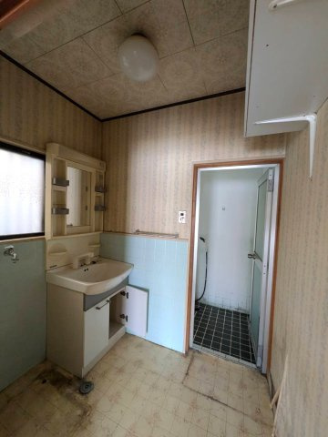 岡山市北区津島南1丁目 中古住宅の脱衣所|◆洗面台交換をおすすめします！リノベーションのご相談もお気軽にどうぞ！