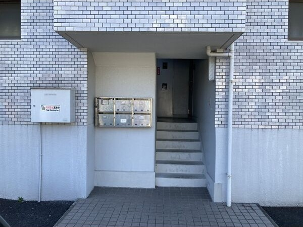 箕ノ手ハイツBのエントランス