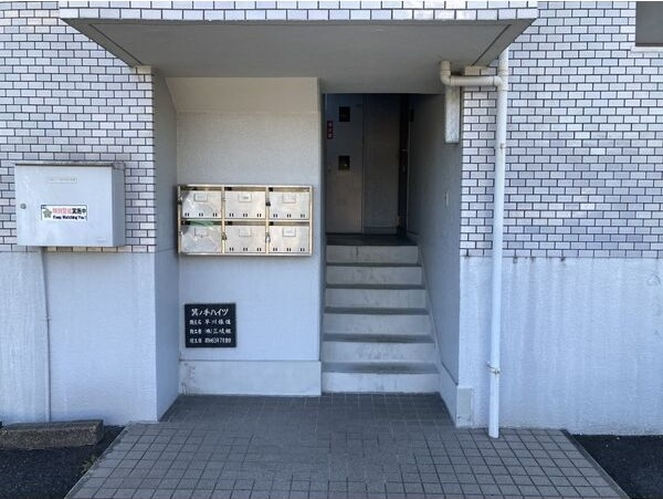 箕ノ手ハイツAのエントランス
