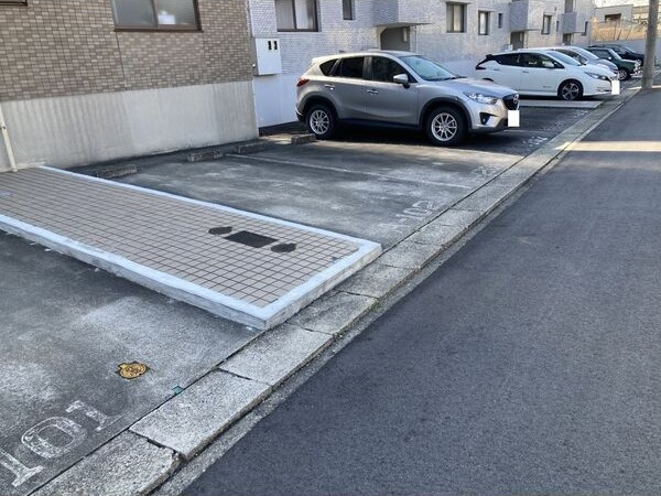箕ノ手ハイツAの駐車場