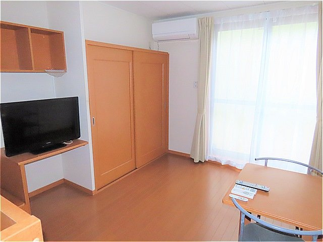 【居間・リビング】 | レオパレススマイルコーポ | カーテンやテーブル、テレビも備え付けです
