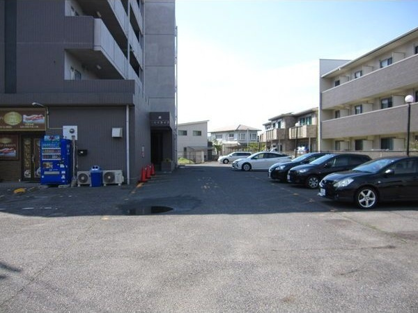 スカイライフの駐車場
