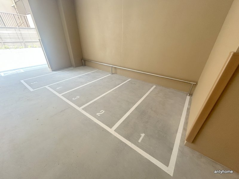 セレニテ新大阪エクラ　仲介手数料無料の駐車場