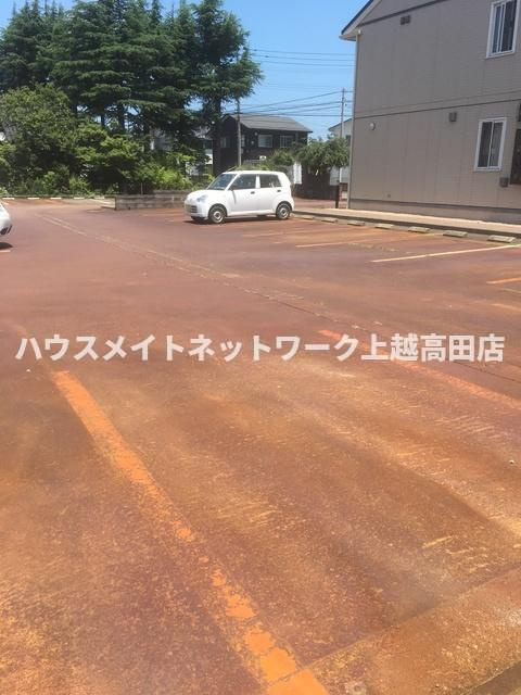 ロイヤルガーデン南城　D棟の駐車場|消雪付駐車場