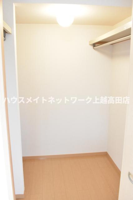 ロイヤルガーデン南城　D棟の収納|ウォークインクローゼット