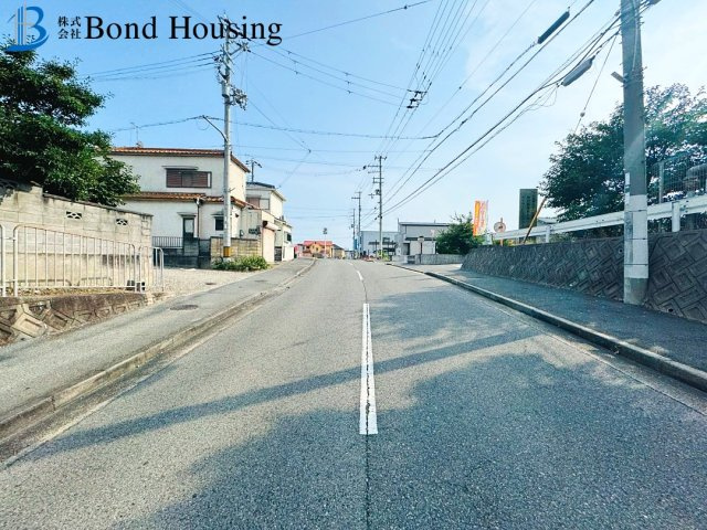 約180坪の土地　伊川谷町潤和　中古戸建の前面道路含む現地写真