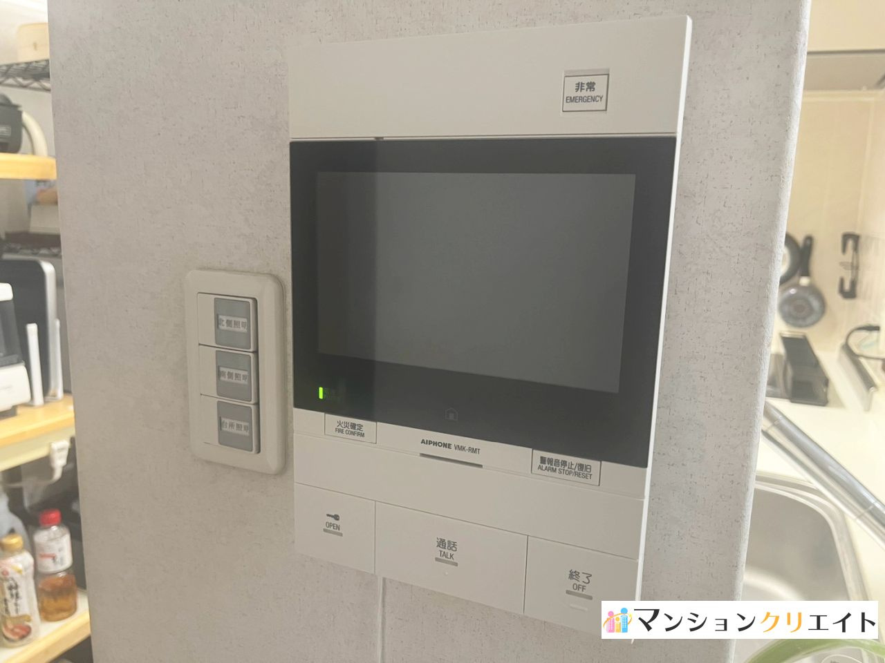 サーパス松本フェニックス通りの防犯設備|キッチン入り口の壁にあるモニター付きインターホン