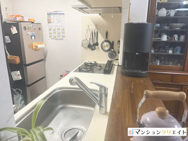 サーパス松本フェニックス通りのキッチン|カウンター付きのシステムキッチン