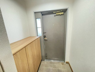 【玄関】 | リフォーム済み中古マンションおゆみ野ハイムA | シューズボックスがあり、整理整頓が楽にできます。シューズボックスの上はインテリアとして小物を飾ったり、鍵を置く場所などいろいろと活用できそうです。
