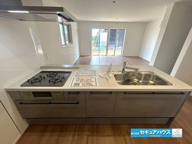 【本日ご案内可能】大府市横根町石丸　全3棟のキッチン|【キッチン】
◆同時にたくさんの料理が調理できる3口コンロ。「焼く・蒸す・煮る」の工程を同時進行で進めることができるので、料理を素早く作ることができます。育児でバタバタ忙しいママに嬉しい♪　　　　　　