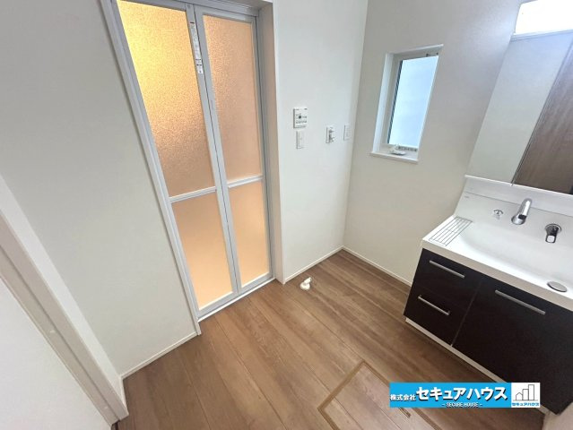 【本日ご案内可能】大府市横根町石丸　全3棟の居間・リビング|【洗面台】
◆鏡の裏にはたっぷりと収納スペースを標準装備！
◆電源を付属しているのでドライヤーなど利用できます。
◆洗面台下の収納スペースには洗剤やシャンプーなどのストックを入れられます。　　　　　　