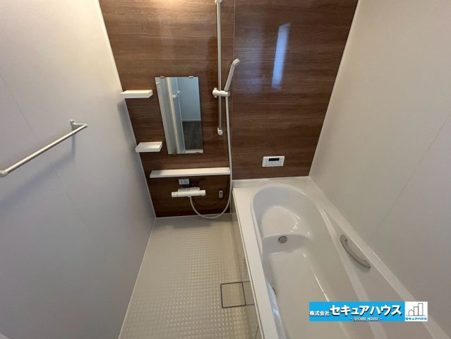 【本日ご案内可能】大府市横根町石丸　全3棟の浴室|【浴室】
◆アクセントパネルで落ち着きのある雰囲気を演出します。毎日の疲れを癒やすバスタイムをお楽しみ下さい！
◆窓付きで、カビの繁殖を抑える効果があります。
◆追い炊き機能を備えたオートバスです。　