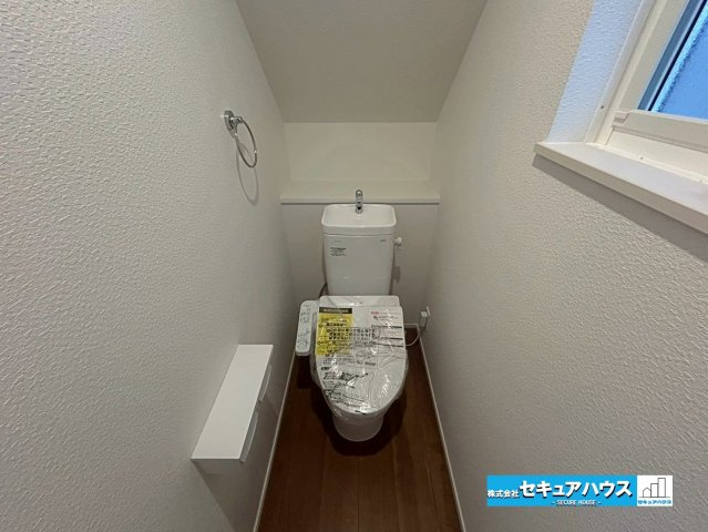 【本日ご案内可能】大府市横根町石丸　全3棟のトイレ|【高機能トイレ】
◆高機能トイレの多くは便器のフタの開閉が自動であり、使用後に手動で水を流す面倒もなく非常に便利です。スタイリッシュな見た目で、お掃除しやすく、節水効果が高いです。　　　　　　　　　　