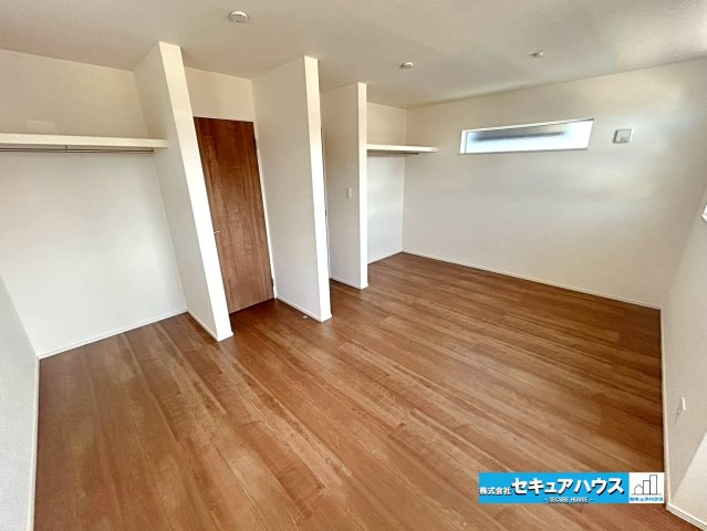 【本日ご案内可能】大府市横根町石丸　全3棟の洋室|【洋室5.2帖と洋室5.3帖　2号棟】
◆10.5帖の広いお部屋として大きなベッドを置くことができます。家族構成やお子様の成長に合わせて間仕切り対応で2つのお部屋に分けることのできる設計です。　　　　