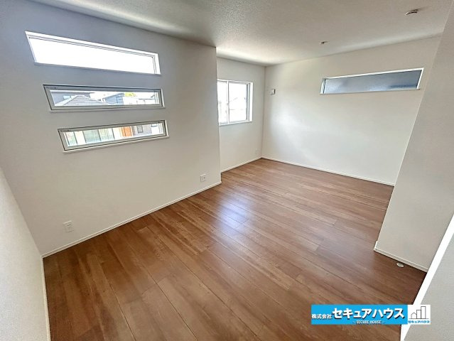 【本日ご案内可能】大府市横根町石丸　全3棟の洋室|【洋室5.2帖と洋室5.3帖別角度】
◆広々とした居住空間は日々の暮らしを彩り、心のやすらぎと満足感を与えます。通風と採光を考慮した設計は子供たちはのびのび育ち、家族でくつろぎと団らんを生み出します。