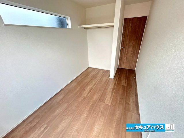 【本日ご案内可能】大府市横根町石丸　全3棟の洋室|【洋室4.7帖　2号棟】
◆家族一人ひとりの大切なプライベート空間。趣味に合わせて使って頂けるようシンプルに仕上げてあります。暮らし心地を大きく左右する収納を、適材適所に配置し使い勝手を考慮しました。